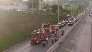 Cortejo de Marilia Mendonça bem próximo.