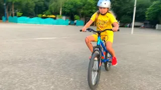 Алиса учится кататься на велосипеде ! Alice is learning to ride a bike ! Мими Лисса