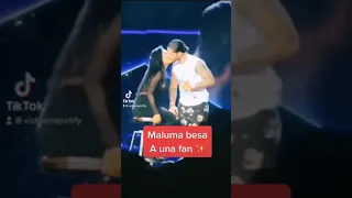 Maluma besa a una fan