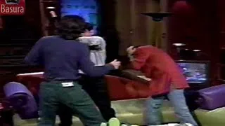 Adal Ramones golpeado en Otro Rollo por un "poeta"