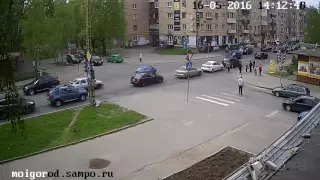 Пешеход пнул автомобиль и получил по морде