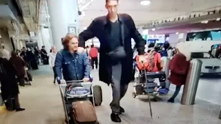 Sultan Kösen who holds the Guinness World Record for tallest living male at 251 centimetres at lax