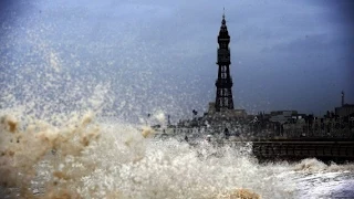 Flood warnings as 'supertides' set to batter UK coastline | Breaking News