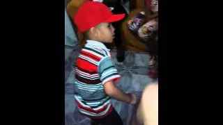 Guilherme e Beatriz dançando mc. Gui que natal