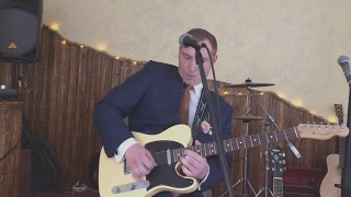Жених играет для невесты соло на гитаре