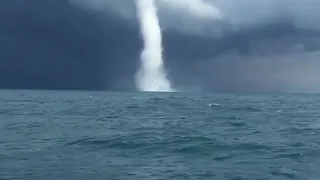 огромный водяной смерч в Черном море возле хутора Бетта