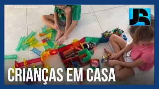 Pais tentam amenizar rotina das crianças durante guerra entre Israel e Hamas