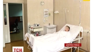 Двох важкопоранених і звільнених з полону бійців доправили до дніпропетровської лікарні