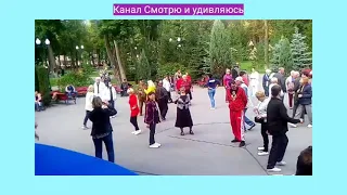 207. Я тебя ждала. Танцуем ретро танцы в парке Горького Харькова под танцевальную музыку.