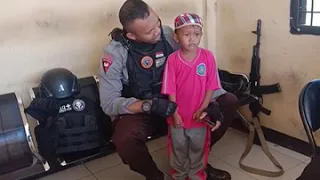 Karna nakal dan mengigit guru di sekolah Anak kecil di bawa ke kantor polisi