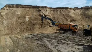 Погрузка песка на самосвал от СК Дорстрой