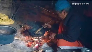 Solo Oldman preparing curry||Village life in Nepal||Gaule Jiban