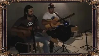 Lucas Reis cantando com fã
