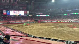 Grave Digger loses a tire. Monster Jam Phoenix