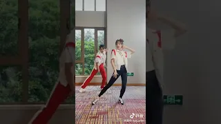 Lucas dancing 'Bonnie & Clyde' Challenge with Yuqi