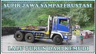 Supir Truk Trailer Fuso Sampai Frustasi, Lalu Turun Dari Kemudi Truk di Sitinjau Lauik