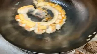 鳗鱼处理干净，两面煎一下，直接烧五花肉咸菜酸梅，味道简直不要太好