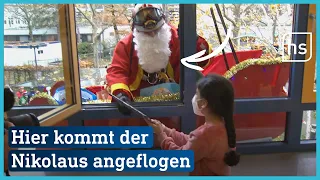 Überraschung in Hanauer Kinderklinik: Der Nikolaus seilt sich vom Dach ab | hessenschau