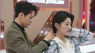 The boss and his secretary have a sweet date,the boss who wears a necklace for girl is so handsome！