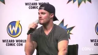 Arrow's Stephen Amell Brings His Mom on Stage - Full panel now on CONtv