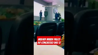 Mulher invadiu palco do congresso das testemunhas de Jeová Seja paciente #jw