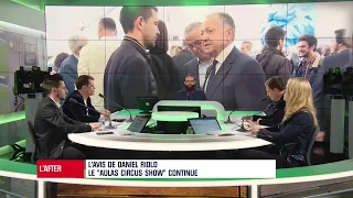 Daniel Riolo et Maxime, supporter de l'OL, s'accrochent autour de Jean-Michel Aulas