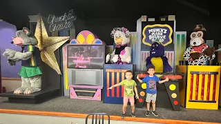 Rafi & Gabriel visit to Chuck e Cheese’s with Animatronics show!