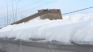 Как почистить снег на крыше -  БЕЗ ЛОПАТЫ!