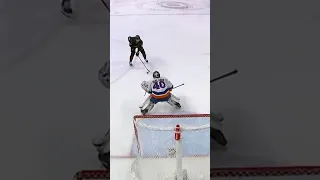 Медленный буллит от Евгения Кузнецова в плей-офф НХЛ?! #shorts