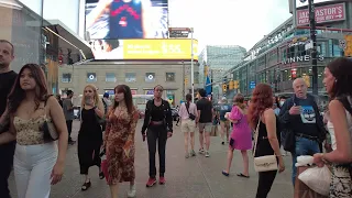 Walking in Downtown Toronto | Dundas Square & Yonge St・4K