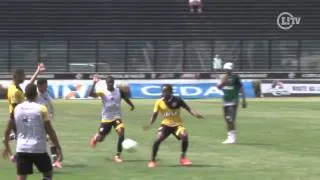 Aposta do Vasco aplica balão estilo Neymar durante treino