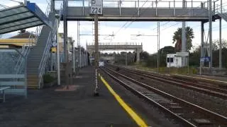 Treno regionale 12877 Messina-Catania in transito nella fermata di Guardia-Mangano.