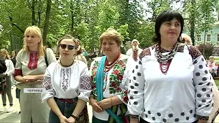 БОЙОВА ДРОНІВКА: у Києві та Чернівцях презентували особливі сорочки