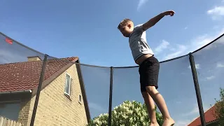 Hvordan lavaer man en salto på trampolin