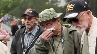 A heart-rending visit for vets at Vietnam Memorial Wall