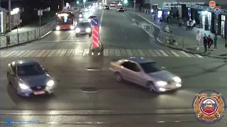 Фольксваген сбивает мотоциклиста на улице Горького в Калининграде