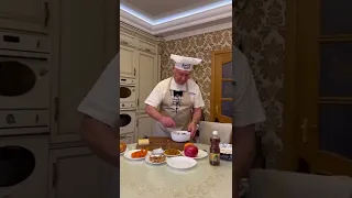 Готовим с Петровичем  вкусный салат "Испанская любовь" из копченой куриной грудки и апельсина