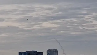 Il momento in cui la contraerea ucraina intercetta un missile russo sopra Kiev