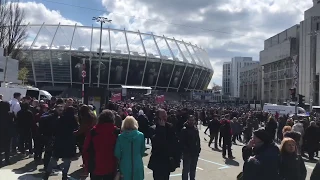 Біля НСК «Олімпійський» зібрались тисячі українців