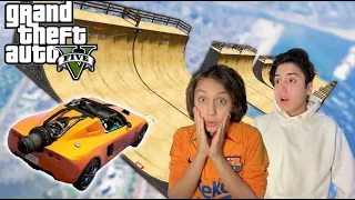 ABİMLE GTA 5 DE ARABAYLA RAMPADAN EN UZAĞA ATLAYAN KAZANIR !!