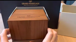 Unboxing the Girard-Perregaux Laureato 42mm Blue Dial