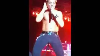 Billy Idol 'Rebel Yell' Live....Billy goes into the crowd