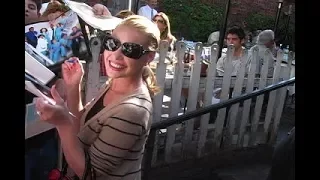 Katherine Heigl Greeting Fans, Says "Happy X17!"  [2007]