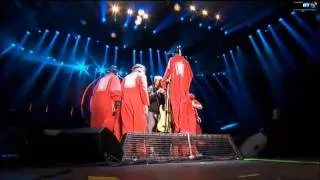 Slipknot live at Sonisphere in Knebworth Paul Gray  joey jordison hugs costume Paul