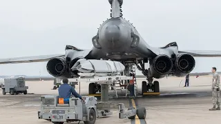 Бомбардировщик B-1B Lancer погрузка крылатых ракет (США)/B-1B Lancer Bomber loading missiles (USA)