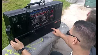 WOW!! Massive old-school boombox with 8 speakers and disco lights!!