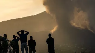 Firefighters retreat as volcanic explosions intensify in Canary Islands • FRANCE 24 English