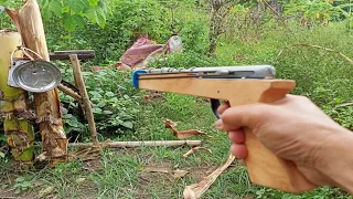 Testing two kinds of bullet,Survival gun, sling gun homemade gun, powerful and accurate, toy gun.