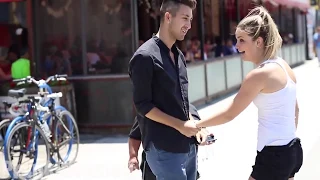 PRANK IL EMBRASSE DES FILLE DANS LA RUE !