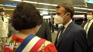 Emmanuel Macron arrive à l'hôpital du Taaone